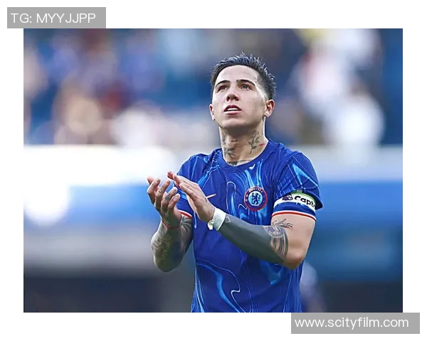 切尔西更衣室风波再起斯特林与恩佐训练场激烈冲突内幕曝光 切尔西更衣室风波再起斯特林与恩佐训练场激烈冲突内幕曝光